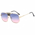 Occhiali da sole vintage aviator con montura dorata e lenti sfumate blu-rosa su bianco - Occhiali da sole / Montatura Oro Nero Lente Grigio Rosa