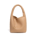 Bolso hobo tejido en beige con textura de cuero y detalle de anillo metálico dorado - Albaricoque