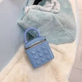 Dettaglio borsa a secchiello celeste con borchie a piramide e manico intrecciato - Azzurro