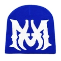 Detailansicht der blauen Strickmütze mit weißem gotischem MM-Schriftzug in Jacquard - Königsblau mit weißen Buchstaben