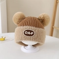 Dettaglio berretto in maglia per neonato con patch CAP e due grandi pompon in pelliccia - 2-5 Anni / Lettere CAP / Marrone