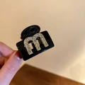 Pince à cheveux carrée noire minimaliste ornée d'une initiale M dorée en strass - Pince à Cheveux Lettre M en Strass
