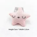 Accessoire étoile rose en peluche avec broderie affichant les dimensions 5cm par 5,5cm - Étoile Rose (Sans épingle)