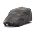 Detalle de gorra de cuero PU negro con costuras refinadas y textura mate elegante - M (56-58cm) / Negro