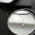 Collana con ciondolo a cuore in argento su superficie a specchio con catena in metallo - Argento