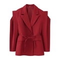 Dettaglio del blazer rosso con spalle scoperte e cintura regolabile per evidenziare la vita - S / Rosso