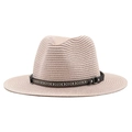 Détail d'un chapeau de paille avec bande en cuir ethnique et anneau métallique décoratif - Rose Chair