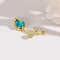 Dettaglio del connettore a tulipano con gemma blu e strass per creazione di gioielli - Blu