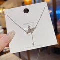 Collana in titanio argento con ciondolo a farfalla di cristallo e nappa di perle - Stile con nappa lunga a farfalla con strass e perla (X615) / Argento