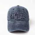 Dettaglio del ricamo NEW YORK su cappellino da baseball in denim blu lavato - Blu Notte