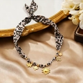 Collar de cinta con estampado de leopardo vintage y dijes dorados de sol y mariposa - Estampado de leopardo Dorado