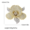 Dettaglio della spilla a fiore di lusso con misure 4,3cm x 4,5cm e informazioni sul peso - Argento