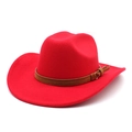 Détail d'un chapeau de cowboy en feutre rouge avec ceinture en similicuir marron - M (56-58cm) / Rouge
