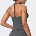 Achteraanzicht van donkergrijze racerback sportbeha en rekbare yoga-short set - S / Vulkanisch Grijs