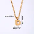 Collana a catena Figaro in acciaio inossidabile dorato con ciondolo lettera D su sfondo bianco - Lettera D / Oro