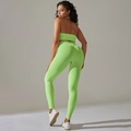 Detailansicht des neongrünen nahtlosen Rippstrick-Yoga-Sets mit rückenfreiem Halter-Top - S / Fluoreszierendes Grün