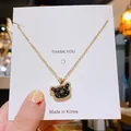 Collier en titane doré avec pendentif ours noir orné d'une couronne et d'étoiles - Ours à Couronne en Émail Noir