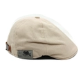 Vista detallada de gorra plana de lona beige con correa de cuero y hebilla de metal - M (56-58cm) / Beige