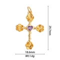 Détail du pendentif croix dorée avec 4 roses et zircon cœur violet, taille 29,7x18,6mm - Croix Rose Cœur Violet