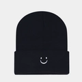 Vue détaillée du bonnet en maille noir avec broderie smiley blanche sur le revers - Noir