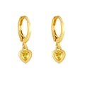 Minimalistische goldene Herzohrringe mit gelben Zirkonia-Anhängern auf weißem Hintergrund - Gelb