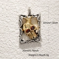 Détail du pendentif tête de mort avec couronne, yeux rouges et dimensions 32x20mm - Crâne 3