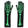 Detail von langen schwarzen Halloween-Handschuhen mit neongrünem Skelettdruck und Krallen - Leuchtende Skeletthandschuhe