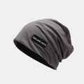 Dettaglio del berretto in maglia traspirante grigio scuro con patch logo nero - Taglia unica / grigio scuro