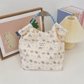Detailansicht der beigen Stofftasche mit Elefanten-Print und blau gemusterten Griffen - Schleifen Elefant
