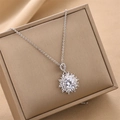 Élégant collier fleur en argent avec cristaux de zircon sur une boîte à bijoux dorée - 8992-argent