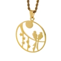 Goldene Edelstahlkette mit rundem Anhänger, der Vogel- und Mondmotive präsentiert - Gold/Vögel Mond Sterne Durchbrochener Stil