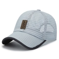 Berretto da baseball da uomo in mesh grigio chiaro con logo in pelle e visiera - Regolabile / Grigio chiaro