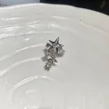 Elegante polsino per orecchio in argento con cristalli brillanti a forma di stelle - Clip per l'osso dell'orecchio - Pezzo singolo / Argento