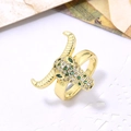 Detail eines goldenen Stierkopf-Rings mit grünen und weißen Zirkonia auf Spitze - Gold mit grünem Zirkon (ZYN-DMR110G-1)