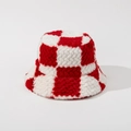 Dettaglio della morbida trama in peluche su questo cappello a secchiello a scacchi rossi - M (56-58cm) / Rosso