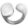 Detailansicht eines polierten Edelstahlrings mit asymmetrischem, eckigem Design - US 7 / Stahlfarbe