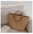 Borsa tote in paglia intrecciata con manici in bambù e spazioso design a trapezio - Cachi
