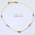 Dettaglio della collana di perle fatta a mano con ciondolo a cuore viola e misure del prodotto - Stile Ciondolo Cuore Viola (XB2404004-1)