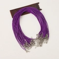 Dettaglio di collane in cordino cerato viola con fermagli a moschettone su supporto - 2.0mm/50cm / Viola scuro