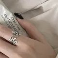 Retro zilveren open ring met holle bloemdetails en een minimalistische uitstraling - Holle Dubbele Bloem(JZ9715)