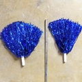 Detailopname van blauwe metallic cheerleading pompons met witte handgrepen op de grond - Rechte Handgreep 80g Blauw (verhoogde Dichtheid Geschikt Voor Volwassenen)