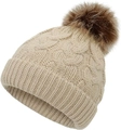 Détail du bonnet d'hiver en tricot beige avec torsades et un grand pompon en fausse fourrure - Beige