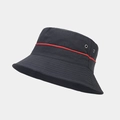 Détail d'un chapeau bob noir avec coutures rouges et œillets d'aération métalliques - Taille unique / Noir