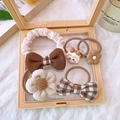 Detalle de set de 5 piezas de accesorios para el pelo en tela marrón y rosa con caja - Set 4-Coleteros Café con Leche Juego de 5 Piezas
