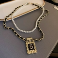 Dettaglio della catena dorata con pelle nera e ciondolo numero 5 con diamanti - 21# Collana - Oro (Placcatura in Oro Vero)