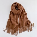 Sciarpa marrone minimalista effetto cashmere con nappe esposta su sfondo bianco - Marrone castagna