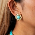Primer plano de pendientes vintage con piedra turquesa y cristales brillantes - Pendientes de botón con flores retro - Azul (Poste de plata)