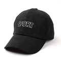 Détail de la broderie SPORT 3D et du tissu texturé sur une casquette de sport noire - Réglable / Noir