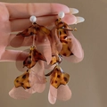 Détail de boucles d'oreilles léopard en acrylique, pétales roses et perle nacrée - 2# Tige d'oreille en argent - Marron - Pétale