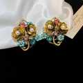 Primer plano de pendientes florales dorados vintage con perlas y pedrería fina - Estilo Perla de Racimo de Flores Coloridas (Aguja de Plata-Multicolor)